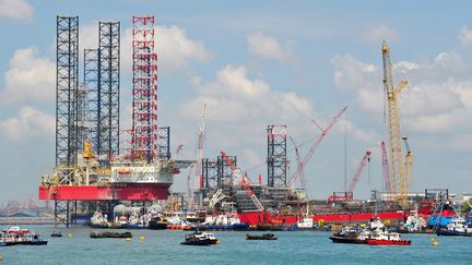 Plateforme p&eacute;troli&egrave;re de la compagnie Seadrill en cours de construction &agrave; Singapour, en 2009. (ALPHONSUS CHERN / AFP)