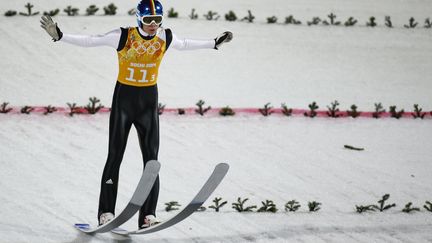 L'Allemand Andreas Wellinger atterrit &agrave; l'&eacute;preuve du saut &agrave; ski par &eacute;quipes, le 17 f&eacute;vrier 2014. (KAI PFAFFENBACH / REUTERS)