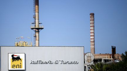 La raffinerie de la multinationale italienne ENI, le 9 mars 2022 à Taranto. Photo d'illustration. (FILIPPO MONTEFORTE / AFP)