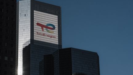 Siège de TotalEnergies, dans le quartier de la Défense à Paris, le 10 août 2022.&nbsp; (MAXIME GRUSS / HANS LUCAS / AFP)