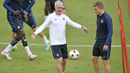 &nbsp; (Le sélectionneur de l'équipe de France Didier Deschamps lors d'un entraînement à Clairefontaine avant le quart de finale © Martin Meissner/AP/SIPA)