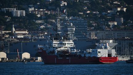 Le navire "Ocean Viking" de l'ONG SOS Méditerranée, arrive à Toulon (Var), le 11 novembre 2022. (CHRISTOPHE SIMON / AFP)