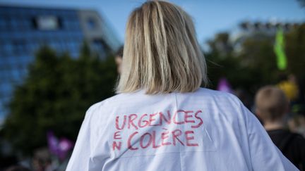 Une femme avec l'inscription "urgences en colère" sur le dos, le 20 juin 2019, pendant un rassemblement&nbsp;à Nantes (photo d'illustration). (JÉRÉMIE LUSSEAU / HANS LUCAS)