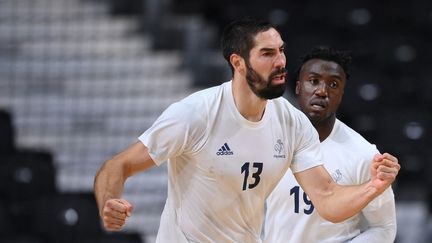 Nikola Karabatic, Luc Abalo et l'équipe de France de handball espèrent conquérir un troisième sacre olympique. (FRANCK FIFE / AFP)