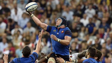 Bernard Le Roux saute pour attraper la balle lors d'un match de pr&eacute;paration &agrave; la Coupe du monde de rugby face &agrave; l'Angleterre, au Stade de France (Seine-Saint-Denis), le 22 ao&ucirc;t 2015. (MIGUEL MEDINA / AFP)