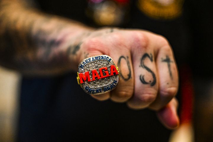 Un soutien de Donald Trump porte une bague "Make America Great Again", le 5 mars 2024, à Mar-a-Lago (Etats-Unis). (CHANDAN KHANNA / AFP)