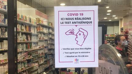 Une pharmacie propose des tests antigéniques de dépistage contre le Covid-19, Avignon (Vaucluse), le 3 novembre 2020. (MARIE-AUDREY LAVAUD / FRANCE-BLEU VAUCLUSE)