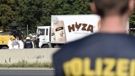 Le camion dans lequel ont été retrouvés les corps de 71 migrants, le long de l'autoroute A4 en Autriche, le 27 août 2015.&nbsp; (HERBERT P. OCZERET / APA / AFP)