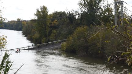 Des secouristes près du pont de Mirepoix-sur-Tarn (Haute-Garonne), qui s'est effondré le 18 novembre 2019.&nbsp; (ERIC CABANIS / AFP)