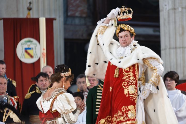 Frank Samson rejoue le sacre de Napol&eacute;on &agrave; la basilique de Boulogne-sur-Mer (Pas-de-Calais), le 28 mai 2011. (ASSOCIATION EMPIRE 1804)