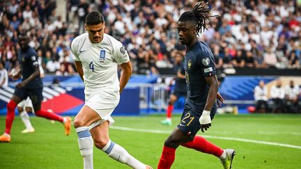 Eduardo Camavinga face au Grec Konstantinos Mavropanos lors des éliminatoires de l'Euro 2024, le 19 juin 2023. (AFP)