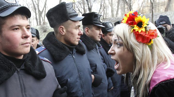 La cofondatrice des Femen, Inna Schevchenko, manifeste &agrave; Kiev (Ukraine), le 13 d&eacute;cembre 2010. (GLEB GARANICH / REUTERS)