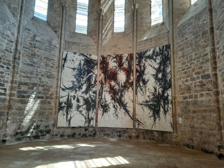 Le triptyque de l'artiste Jaroslav Serpan dans l'abbatiale.&nbsp; (ANNE CHEPEAU / RADIO FRANCE)