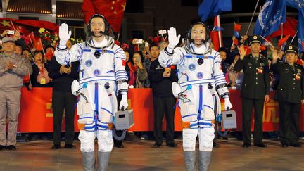 Chen Dong et Jing Haipeng saluent avant le départ de la mission spatiale Shenzhou 11 («Vaisseau divin 11») de la base de lancement de Jiuqan, le 17 octobre 2016. Deux jours plus tard, ils ont rejoint le laboratoire spatial Tiangong 2 («Palais céleste 2») à 6h32, heure de Pékin (22h32 GMT mardi). Soit trois heures après l'arrimage de leur vaisseau Shenzhou 11. A 393 km d'altitude, ils vont passer 30 jours à l'intérieur du laboratoire orbital, soit la plus longue mission spatiale jamais effectuée par des taïkonautes. Ils doivent mener une série d'expériences scientifiques. 
                  
 (LI GANG / XINHUA)