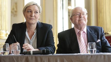 La pr&eacute;sidente du FN, Marine Le Pen, et le pr&eacute;sident d'honneur du parti, Jean-Marie Le Pen, lors d'une conf&eacute;rence de presse &agrave; Paris, le 22 avril 2014. (MAXPPP)