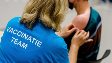 Un enfant reçoit le vaccin contre le papillomavirus à Dordrecht, aux Pays-Bas, le 14 février 2022. (MARCO DE SWART / ANP)