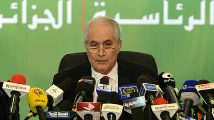 Alors ministre de l'Intérieur, Tayeb Belaiz donne une conférence de presse le 18 avril 2014 à Alger (Algérie),&nbsp;pour communiquer les résultats de l'élection présidentielle. (FAROUK BATICHE / AFP)