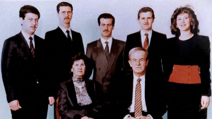 La famille al-Assad, en 1985, avec notamment le président Hafez (assis), son épouse Anissah Makhlouf (assise) et son fils Bachar (2e à gauche). (AFP)