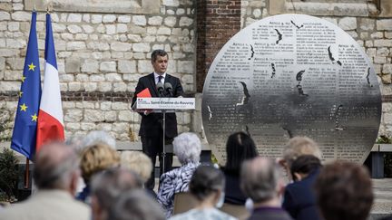 Le ministre de l'Intérieur,&nbsp;Gérald&nbsp;Darmanin, rend&nbsp;hommage au père Jacques Hamel, le 26 juillet 2020,&nbsp;à&nbsp;Saint-Etienne-du-Rouvray&nbsp;(Seine-Maritime). (SAMEER AL-DOUMY / AFP)