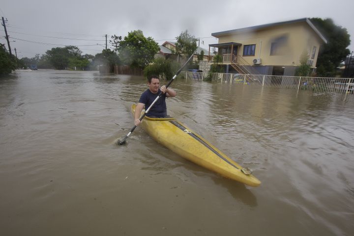 Un habitant de Townsville (Queensland, Australie) utilise son kayak pour circuler dans les rues inondées, le 3 février 2019. (ANDREW RANKIN / AAP)