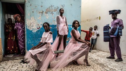 Cette image de Finbarr O'Reilly, un photographe indépendant qui a couvert pendant douze ans les conflits en RDC, au Tchad, au Soudan, en Afghanistan, en Libye et à Gaza, remporte le premier prix portraits (catégorie image unique). Diarra Ndiaye, Ndeye Fatou Mbaye et Mariza Sakho, trois modèles du styliste Adama Paris, posent dans le quartier de la médina à Dakar. La mode tient un rôle grandissant dans la capitale sénégalaise. Une chaîne de télé (Fashion Africa TV) et un festival annuel (Fashion Week) lui sont consacrés. (FINBARR O'REILLY)