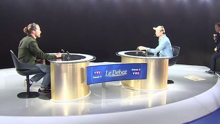 Le&nbsp;débat de l'entre-deux-tours aura lieu mercredi 20 avril. Il opposera, comme en 2017, Emmanuel Macron et Marine Le Pen. Les deux candidats comptent bien mettre toutes les chances de leur côté, comme l'explique la journaliste&nbsp;Béatrice Gelot, présente sur le plateau du 12/13. (France 2)