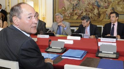 René Ricol, lors d'une réunion du comité interministériel sur les investissements d'avenir, en présence de François Fillon (AFP PHOTO / BERTRAND GUAY)