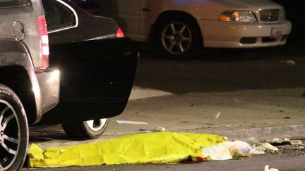 Une victime de la fusillade qui a fait sept mort &agrave; Isla Vista, en Californie (Etats-Unis), le 23 mai 2014.&nbsp; (JOHN PALMINTERI / AP / SIPA )