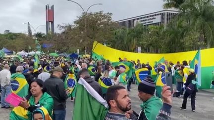 Après la défaite de Jair Bolsonaro lors de l'élection présidentielle brésilienne face à Lula, dimanche 30 octobre, certains de ses partisans les plus radicaux exigent un coup d'État de l'armée. (FRANCEINFO)