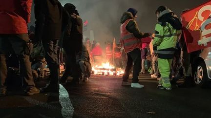 Des manifestants au&nbsp;dépôt de bus de Vitalis à Poitiers. (VINCENT HULIN / RADIO FRANCE)