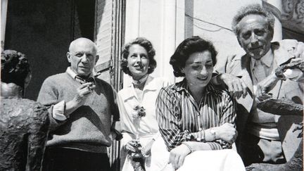 En 1949, lors du tournage des "Enfants terribles", Jean Cocteau (à droite) fit la connaissance de la mécène Francine Weisweiller. Au printemps 1950, ils sont en vacances à Saint-Jean-Cap-Ferrat dans la villa Santo Sospir de cette dernière, avec Picasso et son épouse. (ERIC DULIERE / NICE MATIN / MAXPPP)