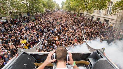 Un DJ sur un char à la Techno Parade dans les rues de Paris, en 2015. (JACOB KHRIST | HANSLUCAS.COM)