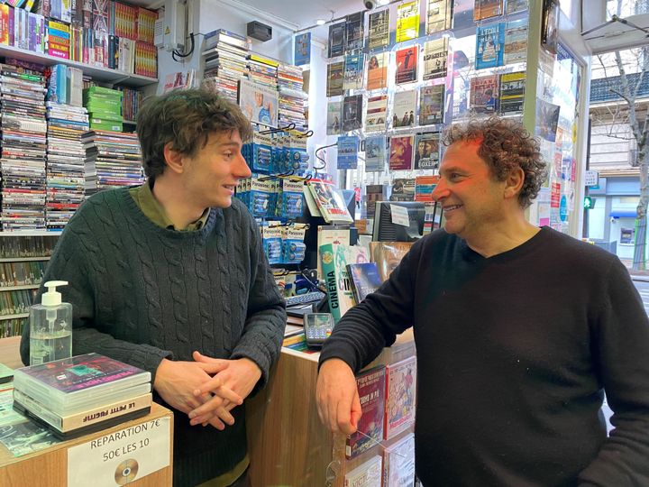 Théo Bancilhon, employé, et Philippe Zaghroun, patron de "JM Vidéo", dans le XIe arrondissement de Paris. (MATTEU MAESTRACCI / FRANCEINFO / RADIO FRANCE)