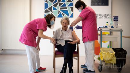 Une résidente d'un Ehpad de Vannes (Morbihan) reçoit une dose de vaccin contre le Covid-19 le 7 janvier 2021. (LOIC VENANCE / AFP)