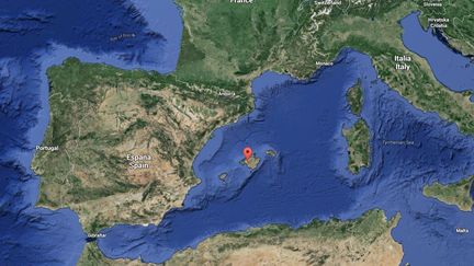 Un ferry a &eacute;t&eacute; &eacute;vacu&eacute; aux large des &icirc;les Bal&eacute;ares, en Espagne, apr&egrave;s un incendie qui s'est d&eacute;clar&eacute; &agrave; bord du navire, le 28 avril 2015. ( GOOGLE MAPS)