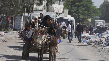 Des Palestiniens fuient le nord de la bande de Gaza après que l'armée israélienne a pressé la population d'évacuer vers le sud du territoire palestinien, avant une offensive militaire terrestre de Tsahal, le 13 octobre 2023. (HATEM MOUSSA / AP / SIPA)