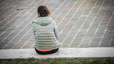 Une femme profite des dernières heures de la journée au Jardin des plantes, à Paris, avant le couvre-feu, le 10 octobre 2020. (LUC NOBOUT / MAXPPP)