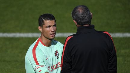 Le sélectionneur du Portugal Fernando Santos en discussion à l'entraînement avec Cristiano Ronaldo (FRANCISCO LEONG / AFP)