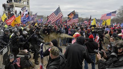 Des manifestants pro-Trump affrontent les forces de police du Capitole à Washington (Etats-Unis), le 6 janvier 2021. (JOSEPH PREZIOSO / AFP)