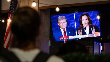 Une Américaine regarde le débat entre Donald Trump et Kamal Haris, le 10 septembre 2024. (ALLISON BAILEY / AFP)