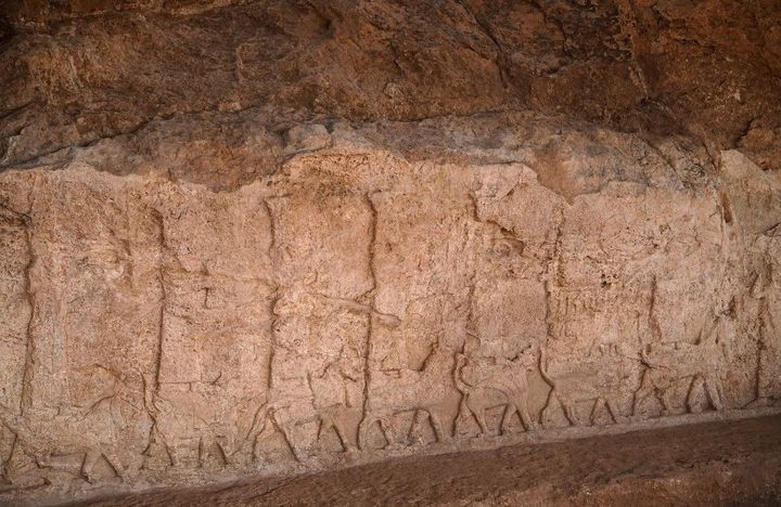 Les bas-reliefs qui décorent un canal d'irrigation assyrien vieux de 2 700 ans, sur le site archélogique de Faida (Irak), inauguré dimanche 16 octobre 2022. (ISMAEL ADNAN / AFP)