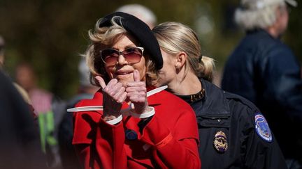 L'actrice&nbsp;Jane Fonda lors d'une arrestation à une manifestation contre le changement climatique, le 18 octobre 2019, à Washington. (SARAH SILBIGER / REUTERS)