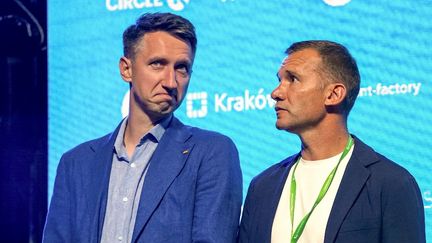 L'ancien tennisman ukrainien Sergiy Stakhovsky avec l'ancien footballeur et Ballon d'Or Andriy Shevchenko, en 2022. (JANEK SKARZYNSKI / AFP)