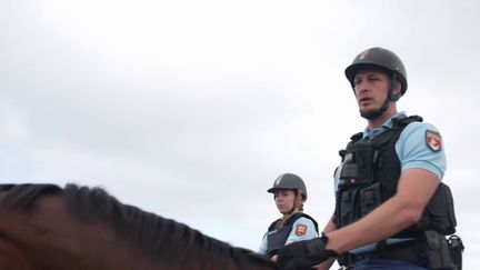 Seine-Maritime : des gendarmes à cheval pour sécuriser les falaises (France 3)