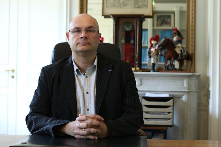 Frank Samson, dans son&nbsp;cabinet d'avocats, &agrave; Paris, le 4 juin 2015. (BENOIT ZAGDOUN / FRANCETV INFO)