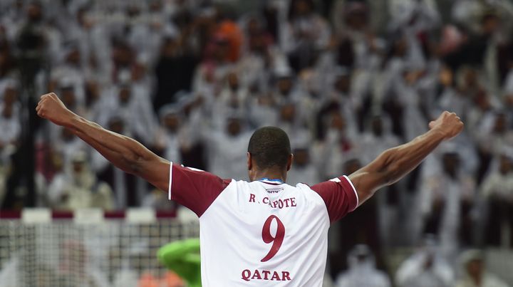 Rafael Capote, joueur cubain naturalis&eacute; qatari, lors d'un match du Mondial de handball contre la Slov&eacute;nie, le 19 janvier 2015, &agrave; Doha (Qatar). (FAYEZ NURELDINE / AFP)