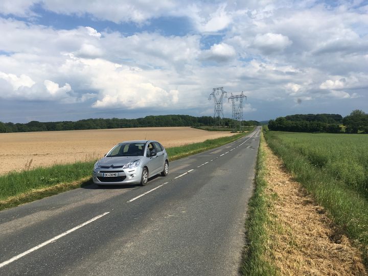 Sur une route départementale de la Creuse. (VINCENT DANIEL / FRANCEINFO)