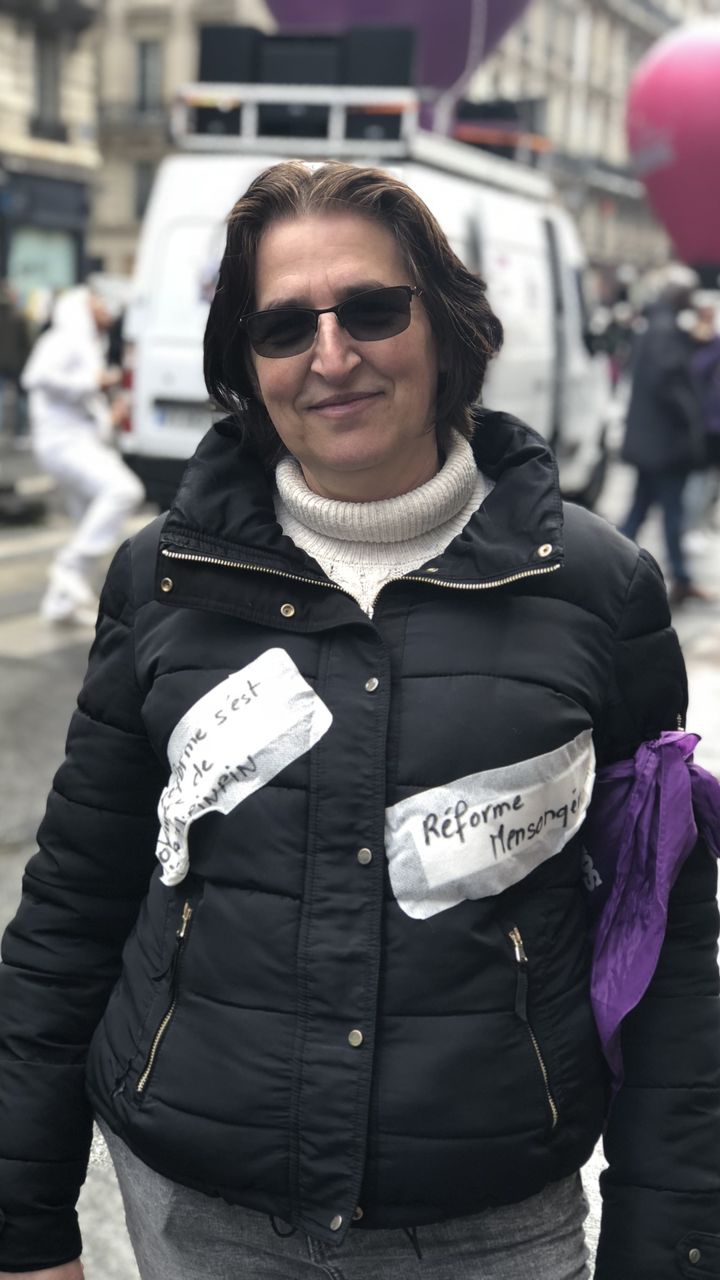 Sylvie, agente hospitalière, à Paris, le 13 avril 2023. (MARINE CARDOT / FRANCEINFO)