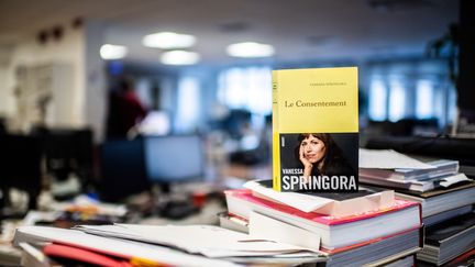 Le livre "Le Consentement", de Vanessa Spingora, qui sort en librairires jeudi 2 janvier 2020. (MARTIN BUREAU / AFP)