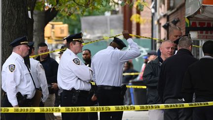 La police new-yorkaise se trouve sur les lieux d'une fusillade, le 12 octobre 2019. (JOHANNES EISELE / AFP)